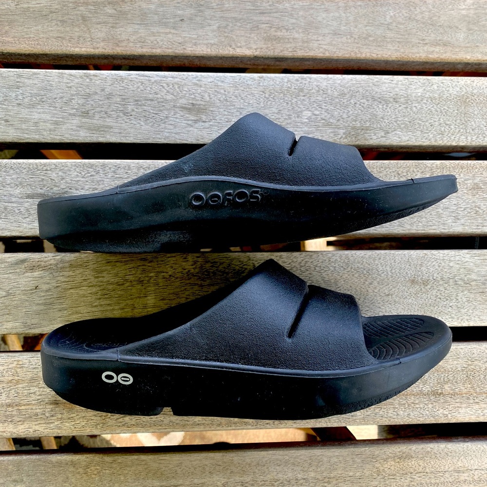 Oofos Women’s Ooahh Slide Sandal in Black - size 8